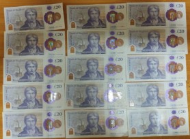 Doi tineri au furat o geantă cu 11.500 lire sterline, lăsată fără supraveghere la terasa unei benzinării